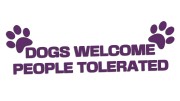 naklejka-dogs-welcome-people-tolerated-fioletowa.jpg