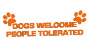naklejka-dogs-welcome-people-tolerated-pomaranczowa-neon.jpg