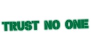 naklejka-trust-no-one-zielony-odblask.jpg