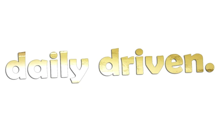 naklejka-daily-driven-zloty-chrom.jpg