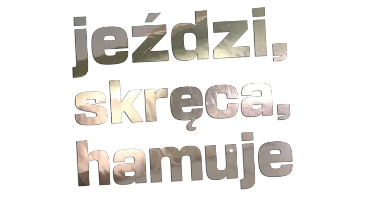Naklejka jeździ skręca hamuje napisy - śmieszny napis na auto tuning chrom